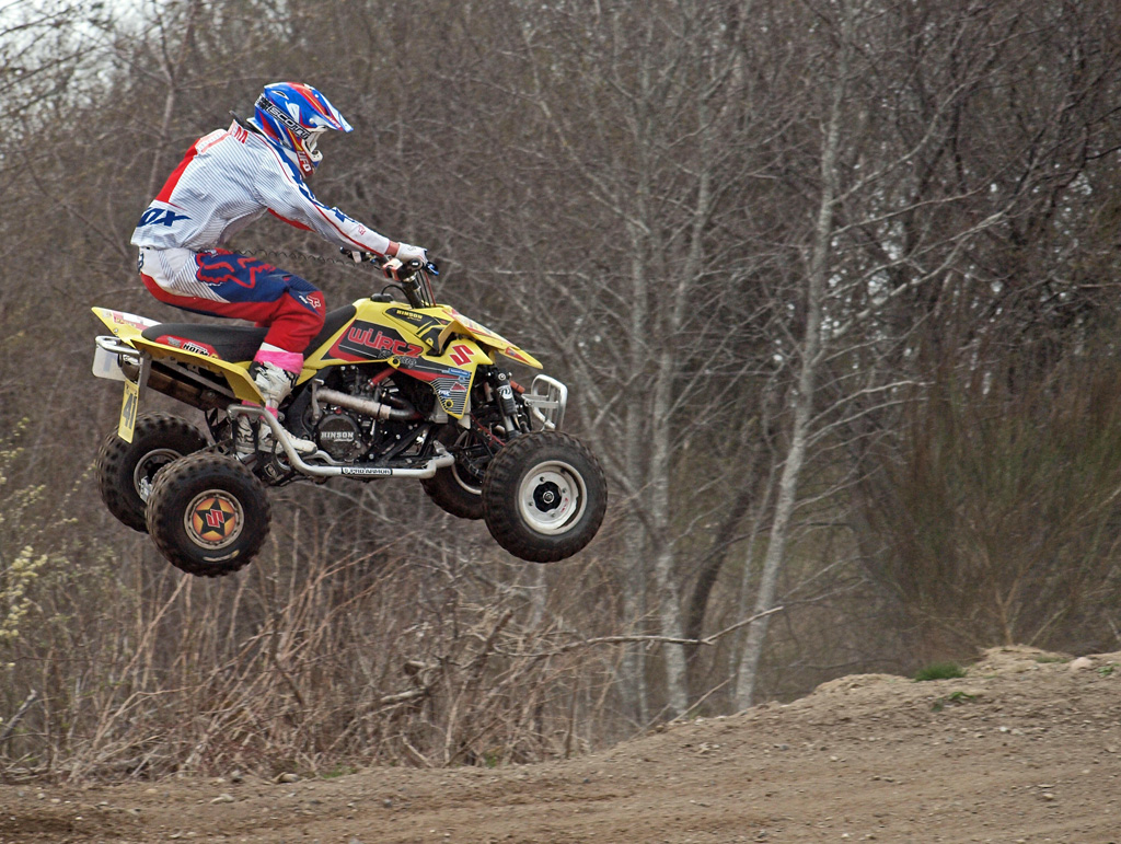 Thomas Holm hopper lige så langt og højt som de tohjulede moto crossere.
(Foto: Åge Keseler Kirketerp)